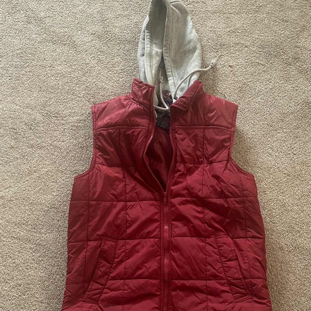 Men’s American Rag Red Quilted Vest with Gray Hood size M